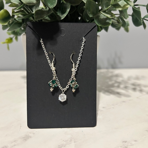 Elegant Silver and Green Swarovski Necklace Set - Picture 7 of 7